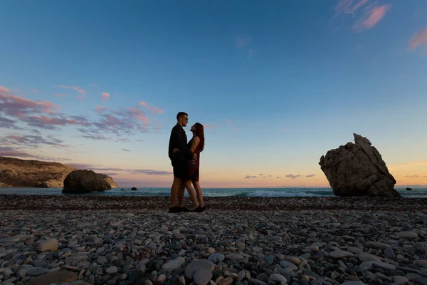 Jovem Casal Turistas Caucasianos Bela Rocha Afrodite Praia Pedra Durante — Fotografia de Stock