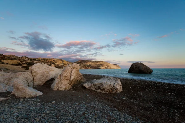 Schöne Aphroditenfelsen Steinstrand Während Der Susnet Landschaft Auf Der Insel — Stockfoto