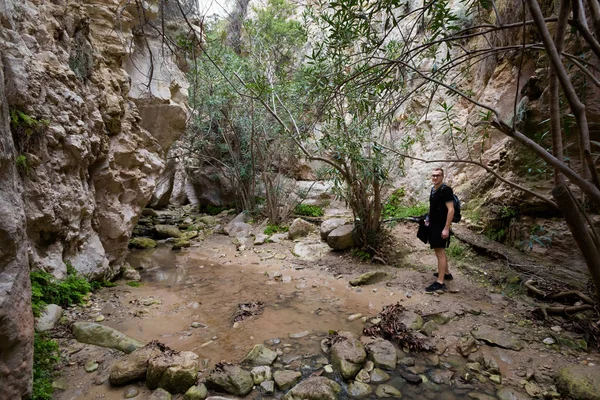 Genç beyaz turist doğa yürüyüşü sırasında güzel Avakas Gorge Vadisi'nde. Kıbrıs Adası'nda alınan manzara.