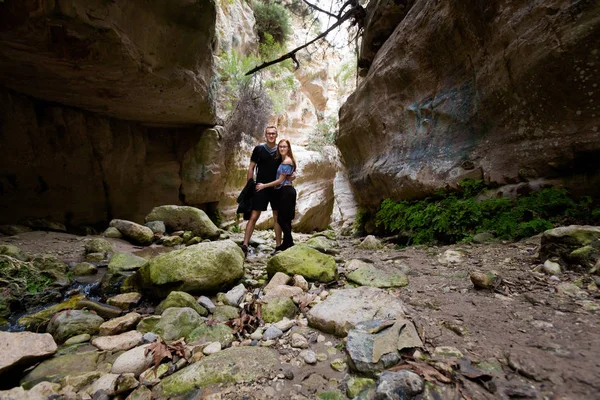 Jovem Turista Caucasiano Belo Vale Avakas Gorge Durante Trekking Paisagem — Fotografia de Stock