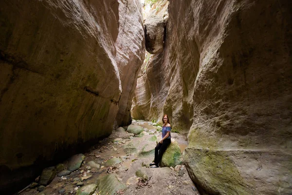 Genç beyaz turist doğa yürüyüşü sırasında güzel Avakas Gorge Vadisi'nde. Kıbrıs Adası'nda alınan manzara.