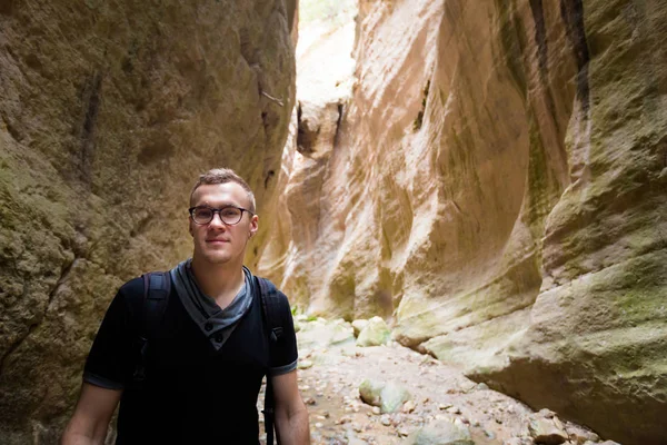 Genç beyaz turist doğa yürüyüşü sırasında güzel Avakas Gorge Vadisi'nde. Kıbrıs Adası'nda alınan manzara.