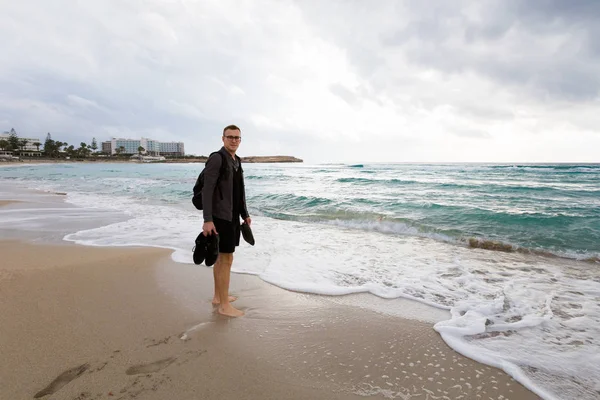 Junge Kaukasische Touristen Spazieren Bei Bewölktem Wetter Schönen Strand Von — Stockfoto