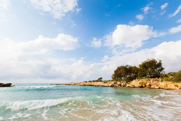 Piękna Plaża Ayia Napa Nissi Podczas Zachmurzenia Krajobraz Wyspie Cypr — Zdjęcie stockowe
