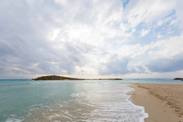 Bella Spiaggia Ayia Napa Nissi Durante Tempo Nuvoloso Paesaggio Sull — Foto Stock