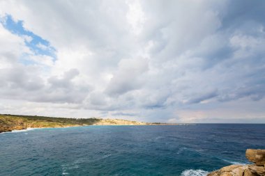 Güzel Cape Greco sahil rock bulutlu hava sırasında dolu. Kıbrıs Adası'nda alınan manzara.