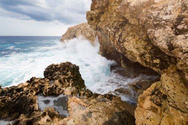 Güzel Cape Greco sahil rock bulutlu hava sırasında dolu. Kıbrıs Adası'nda alınan manzara.