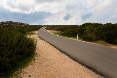 Bulutlu hava sırasında güzel Cape Greco Kamara Tou Koraka taş kemer. Kıbrıs Adası'nda alınan manzara.