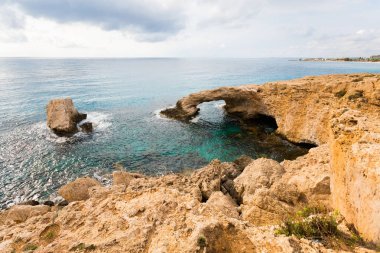 Güzel Cape Greco monachus sevgi Köprüsü arch. Kıbrıs Adası'nda alınan manzara.