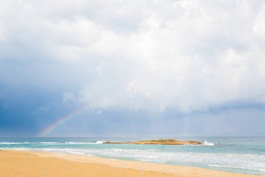 Güzel Cape Greco Protaras incir plaj sahil rock bulutlu hava sırasında dolu. Kıbrıs Adası'nda alınan gökkuşağı ile manzara.