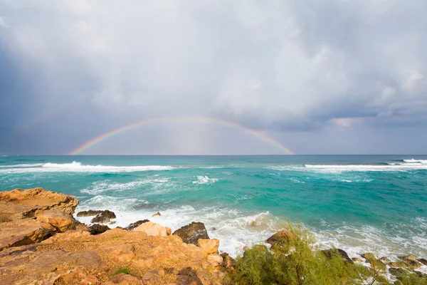 美しい岬グレコ プロタラス イチジク ビーチの海岸曇り時ロック キプロス島で撮影した虹のある風景します — ストック写真