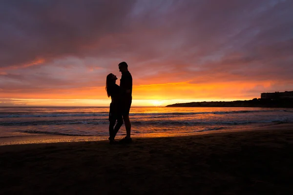 Silhouette Eines Jungen Touristenpaares Einer Wunderschönen Korallenbucht Während Eines Farbenfrohen — Stockfoto