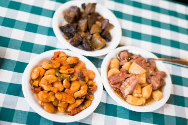 Fasulye, domuz eti, karaciğer ve patates Larnaca'deki / daki yerel restoranda yemek seçimi. Geleneksel Kıbrıs meze yemek Kıbrıs Adası.