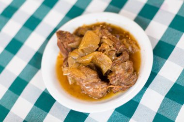 Larnaka yerel restoranda et ve soğan yahnisi. Geleneksel Kıbrıs meze yemek Kıbrıs Adası.