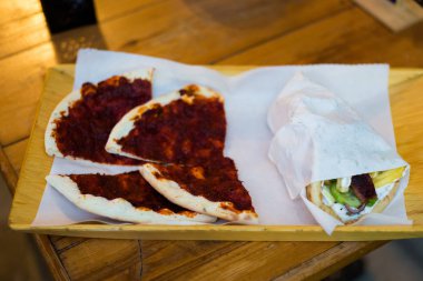 Fırın düz muhammara ile Lefkoşa'daki yerel restoranda hamur ekmek. Kıbrıs adasında geleneksel Kıbrıs yemekleri.