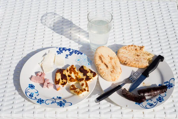 沃罗基尼当地餐厅的早餐套餐包括 Halloumi 葡萄酒香肠和皮塔面包 塞浦路斯岛上的传统 Cypriot — 图库照片