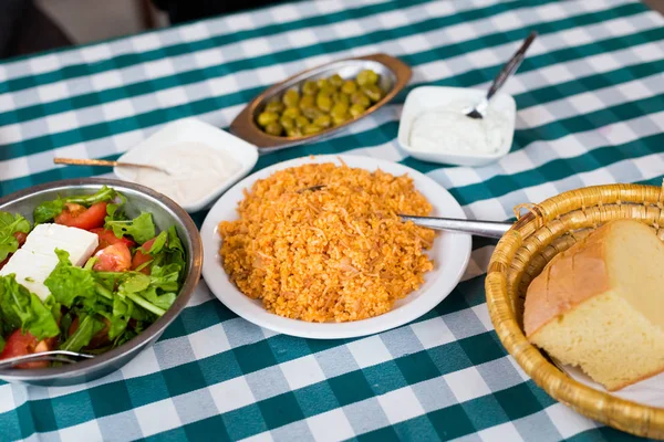 Larnaka yerel restoranda yemek seçimi. Geleneksel Kıbrıs meze yemek Kıbrıs Adası.