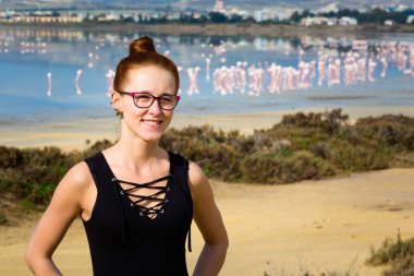 Turist ve güzel Akrotiri Tuz Gölü Larnaka yakın pembe flamingolar kuşların tam. Kıbrıs Adası'nda alınan fauna ile manzara.