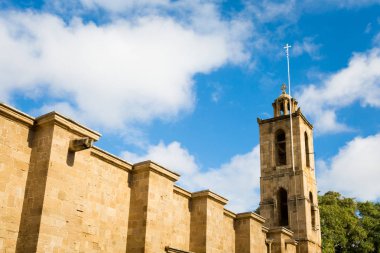 Güzel eski mimari archibishop'ın Sarayı içinde Kıbrıs Nicosia. Kıbrıs Adası'nda alınan cityscape.