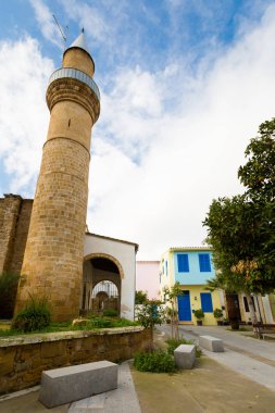 Güzel eski mimari dolu sokak sanatı Kıbrıs Nicosia. Kıbrıs Adası'nda alınan cityscape.