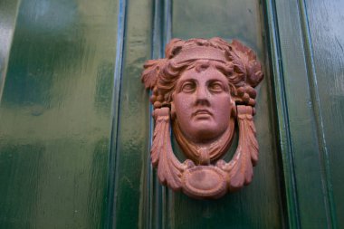 Güzel eski mimari dolu sokak sanatı Kıbrıs Nicosia. Kıbrıs Adası'nda alınan cityscape.