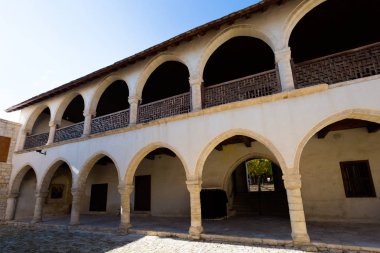 Omodos şehrin eski kilise güzel mimarisi. Kıbrıs Adası'nda alınan cityscape.