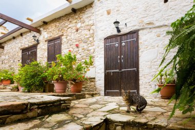 Dağ köyü Skarinu güzel mimarisi. Kıbrıs Adası'nda alınan cityscape.