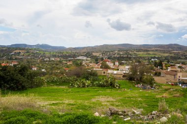 Dağ köyü Skarinu güzel mimarisi. Kıbrıs Adası'nda alınan cityscape.