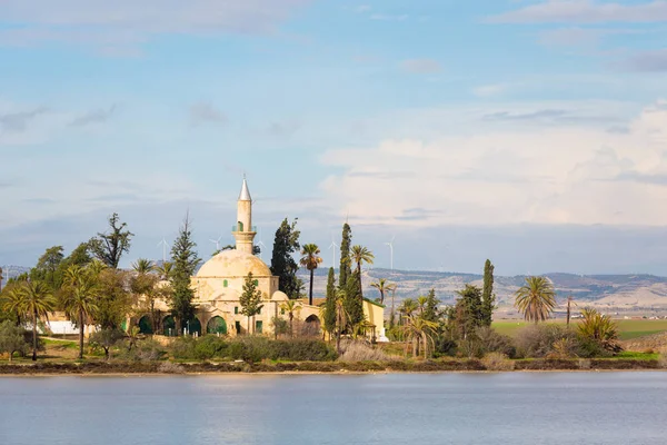 在拉纳卡的阿克罗蒂里盐湖上的清真寺 Hala Sultan Tekke 美丽的建筑 在塞浦路斯岛上的寺庙 — 图库照片