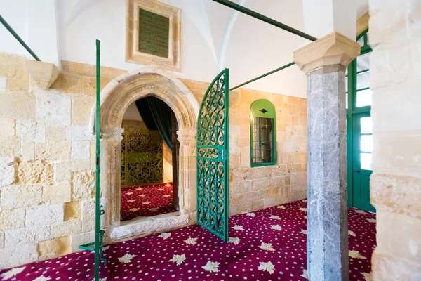 在拉纳卡的阿克罗蒂里盐湖上的清真寺 Hala Sultan Tekke 美丽的建筑 在塞浦路斯岛上的寺庙 — 图库照片
