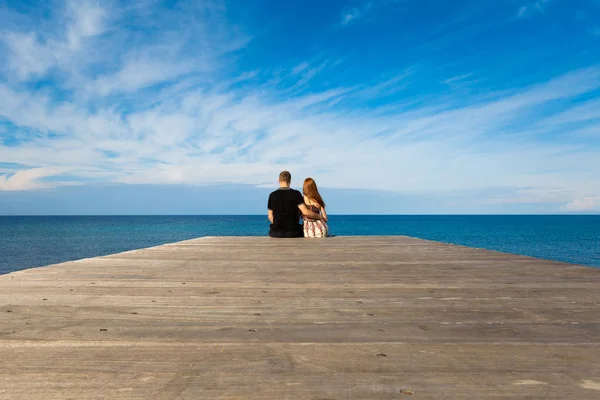 Young Caucasian Tourist Couple Seating Pier Beautiful Sandy Beach Paphos — Stock Photo, Image