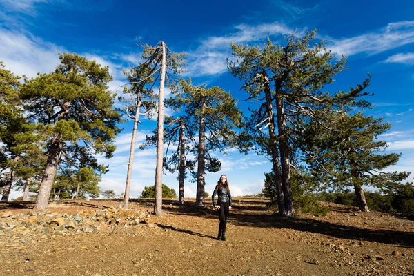 Ung Kvinna Vackra Berget Olympus Vandring Landskapet Tas Troodosbergen Cypern — Stockfoto