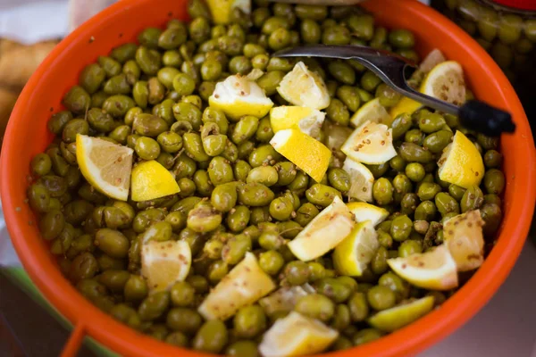 在首都尼科西亚的当地市场上 新鲜的橄榄加柠檬 塞浦路斯岛上的食物 — 图库照片