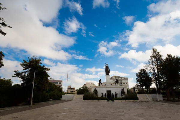 美丽的自由纪念碑在尼科西亚的自由纪念碑 在塞浦路斯岛上拍摄的雕塑艺术 — 图库照片