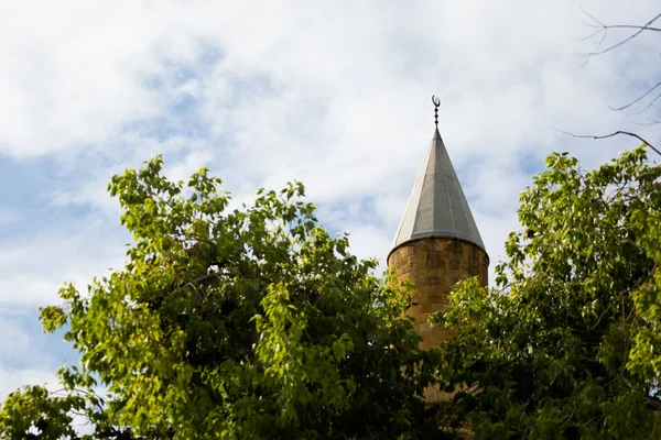 Güzel eski mimari dolu sokak sanatı Kıbrıs Nicosia. Kıbrıs Adası'nda alınan cityscape.