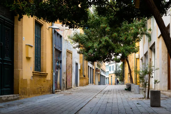 Güzel eski mimari dolu sokak sanatı Kıbrıs Nicosia. Kıbrıs Adası'nda alınan cityscape.