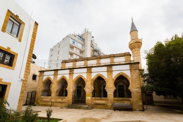 美丽的古老建筑土耳其萨拉约努清真寺在尼科西亚 在塞浦路斯岛上拍摄的城市景观 — 图库照片