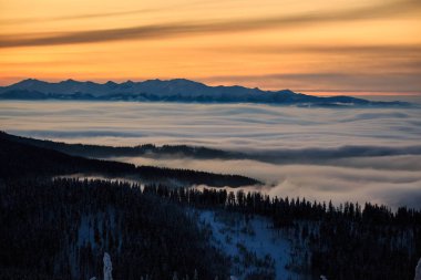 Alınan güzellikler Lehçe dağlar Beskidy Rysianka giderken karlı kış aylarında. Surise içinde doğa yürüyüşü sırasında yakalanan manzara.