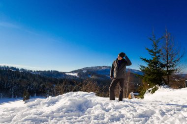 Güzellikler uzun alınan trekking sahip genç turist ile Lehçe dağlar Beskidy Rysianka giderken karlı kış aylarında. İnsanlarla manzara.
