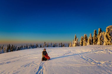 Güzellikler uzun alınan trekking sahip genç turist ile Lehçe dağlar Beskidy Rysianka giderken karlı kış aylarında. İnsanlarla manzara.