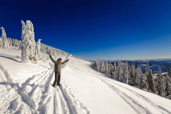 Vackra Panorama Med Ung Turist Har Lång Vandring Polska Bergen — Stockfoto