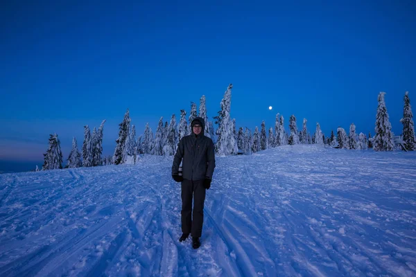 長いトレッキングで撮影を持つ若い観光客の美しいパノラマは 雪に覆われた冬の間に Rysianka に行く途中山 Beskidy を磨きます と風景します — ストック写真
