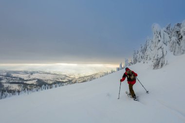 Lehçe dağlar Beskidy Hala Lipowska giderken karlı kış aylarında alınan güzellikler. Skitour sırasında yakalanan adam, yatay, trekking.