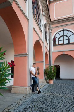 Güzel genç çift Valasske Mezirici güneşli havalarda alınan içinde. Tatil sırasında yakalanan Poirtrait.