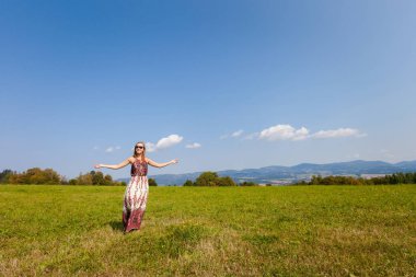 Valasske Mezirici güneşli havalarda alınan güzel genç beyaz insanlar. Tatil sırasında yakalanan Poirtrait.