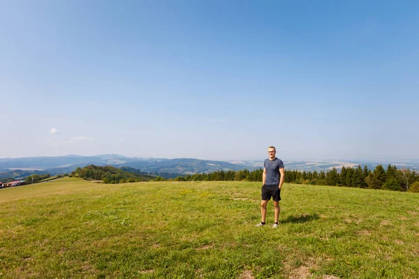 Schöne Junge Kaukasische Menschen Valasske Mezirici Bei Sonnigem Wetter Aufgenommen — Stockfoto