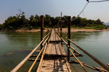 Luang Prabang Bridge'de bambu