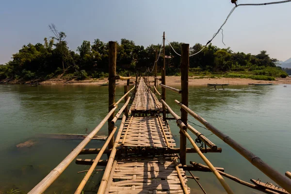Luang Prabang Bridge'de bambu