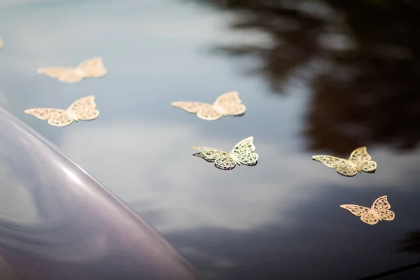 美丽的婚礼蝴蝶汽车装饰 — 图库照片