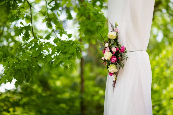 Schöner Ort für Hochzeitszeremonie geschmückt — Stockfoto